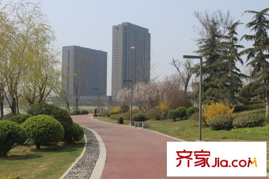 月星?星湖灣項(xiàng)目東南600米金龍湖公園