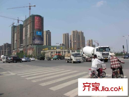 月星?星湖灣項目東北1000米月星環(huán)球商業(yè)中心