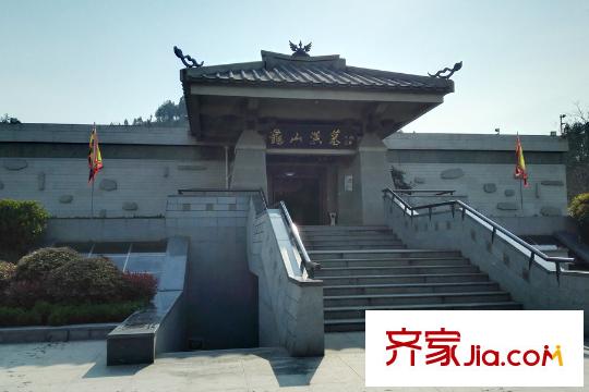 萬科橙郡向西北約1.9km龜山漢墓景區(qū)