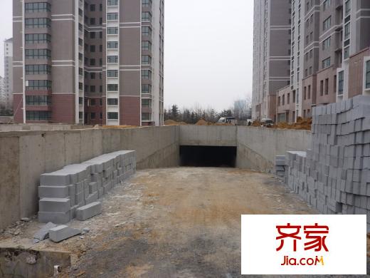 江南怡景外景圖小區(qū)地下車庫(kù)入口實(shí)景圖(20120315)