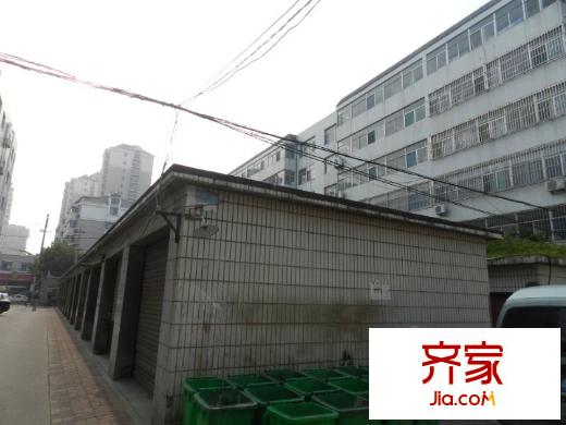 三產(chǎn)辦宿舍外景圖車庫