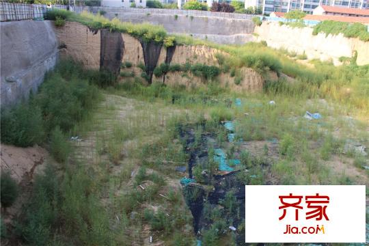 可林奇財富創(chuàng)意大廈工地地基施工近景圖（2015-09-25）