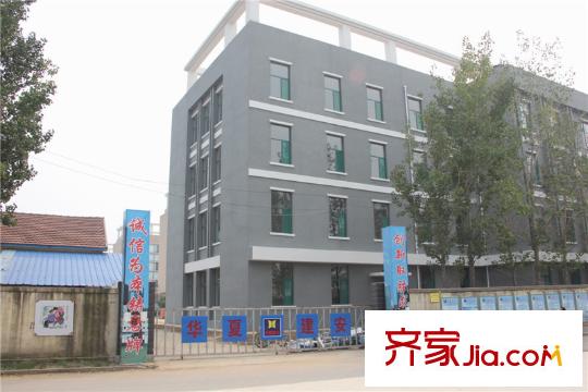 王侯嘉苑大門正對(duì)面清平小學(xué)