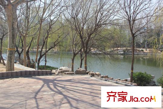 德潤(rùn)左岸綠洲項(xiàng)目西側(cè)緊鄰虞河風(fēng)光
