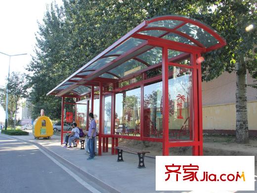 恒信雙璽臺項目南100米公交站牌