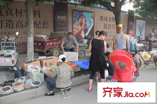 金都聚福園小區(qū)北側(cè)菜市場