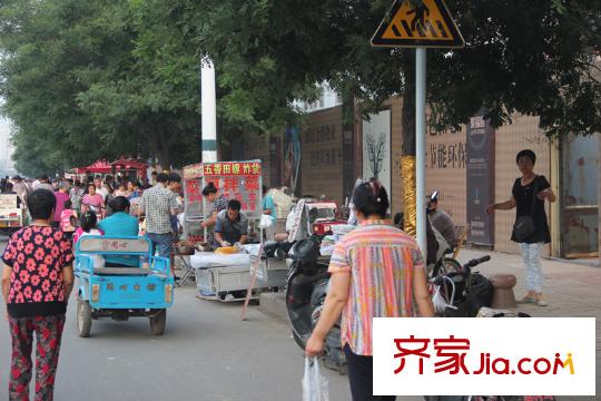 金都聚福園小區(qū)北側(cè)菜市場