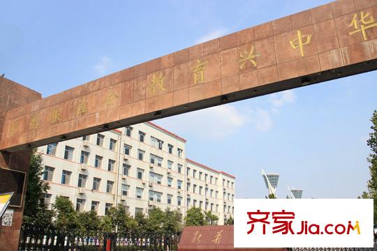 東晨陽光向北約1公里濰坊新華中學(xué)