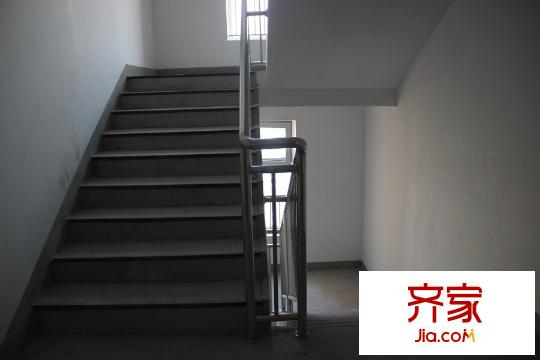 濰坊萬(wàn)達(dá)廣場(chǎng)7號(hào)樓內(nèi)部樓梯（2015-9-18）