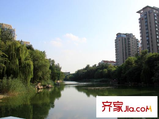 濰坊萬(wàn)達(dá)廣場(chǎng)向東約20米虞河景觀帶