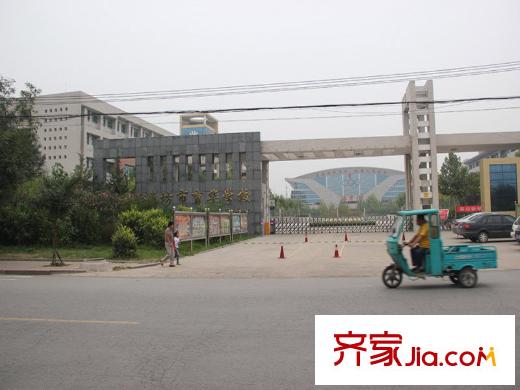 雙裕世紀(jì)城向南約1000米育華學(xué)校