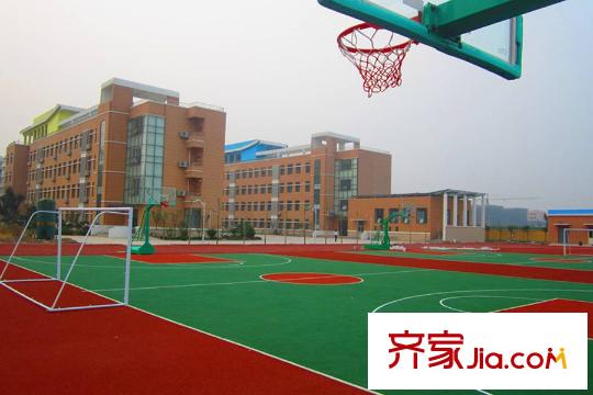 優(yōu)勝美地西800米志遠(yuǎn)小學(xué)