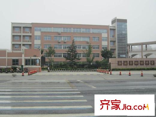 萬(wàn)科金域廣場(chǎng)項(xiàng)目東100米的北城中學(xué)