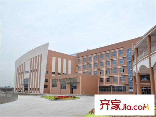 融悅?cè)A庭西南側(cè)約2公里北城中學