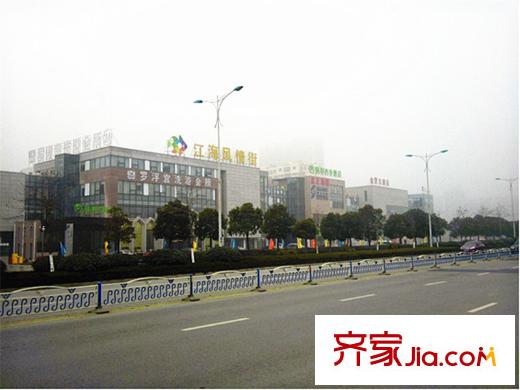 融悅?cè)A庭南側(cè)約2公里江海風情街