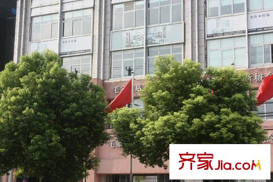 藏瓏項目北側(cè)100米的毛家飯店