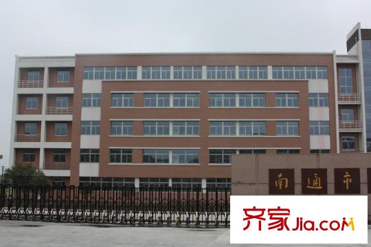 友誼嘉御龍庭東側(cè)約200米的北城中學(xué)