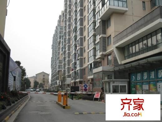 金色維也納小區(qū)入口實景（2011.03.03）