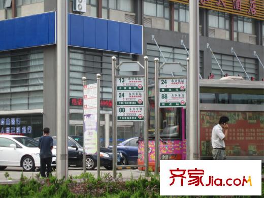 中房匯達(dá)廣場北側(cè)300米處公交站牌