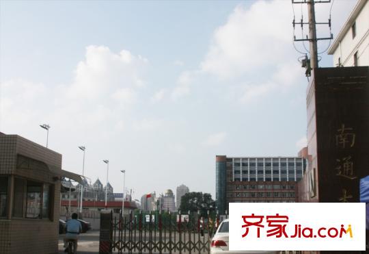 濠南君邑北側(cè)50米的南通大學(xué)醫(yī)學(xué)院