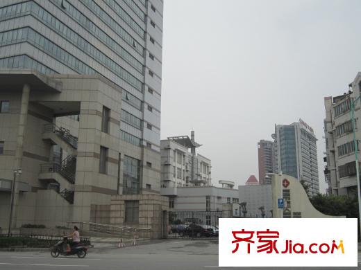 中海丁香花園東側(cè)200米的第三人民醫(yī)院