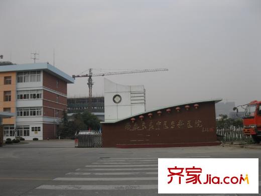 煒賦星湖鄰里東側(cè)300米的良春中醫(yī)?？漆t(yī)院