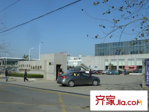 帝奧世倫名郡東北側(cè)200米的車管所
