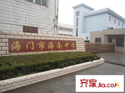 龍馨家園西北側(cè)1.5公里海南中學(xué)