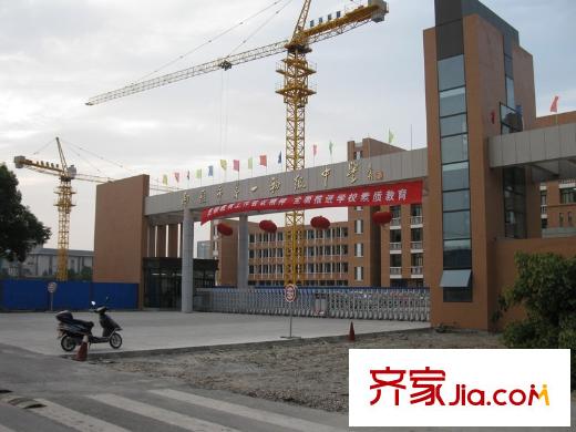 蘇建學(xué)府雅居南側(cè)200米的第一初級中學(xué)校門