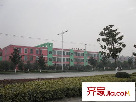 優(yōu)山美地名邸南側(cè)500米的康思登國際幼兒園