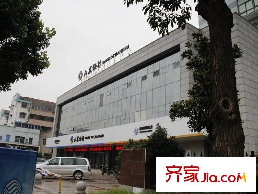 江中世紀(jì)城北側(cè)1600米的江蘇銀行