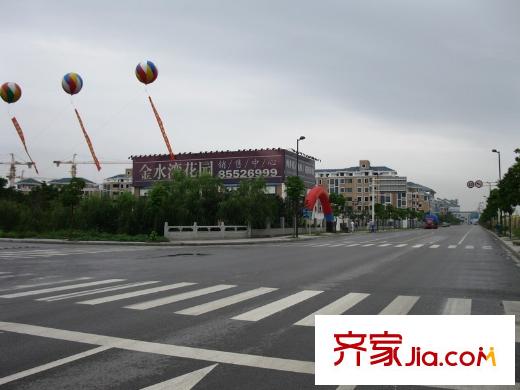 順發(fā)御園東南側(cè)20米的金水灣花園