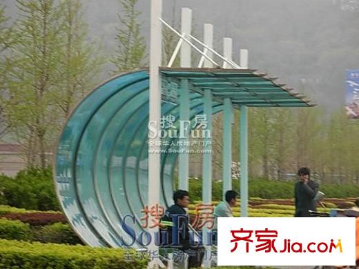 中南軍山半島東北側(cè)800米的公交站臺