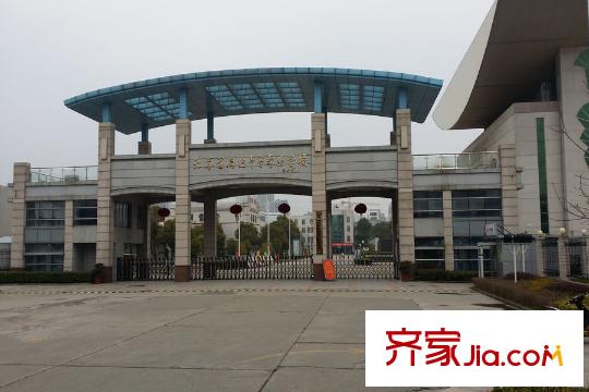 唐人新街項(xiàng)目東南側(cè)200米處中專