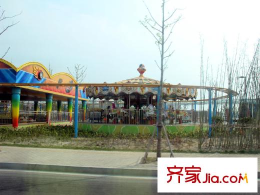 南山湖1號(hào)東側(cè)約100米游樂(lè)場(chǎng)所20140410