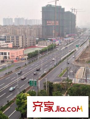 德誠翠湖灣項目南側(cè)1500米處中江國際廣場