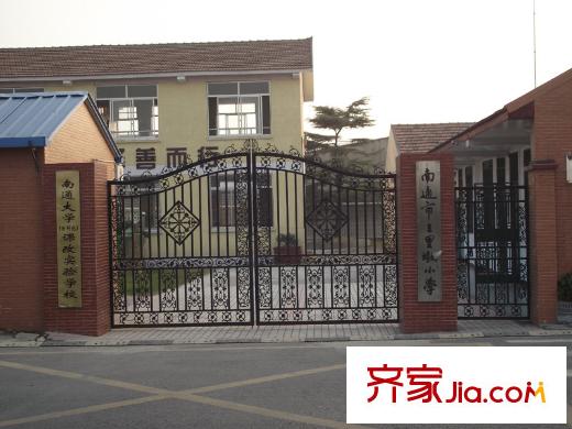 德誠翠湖灣項目南側(cè)100米的三里墩小學(xué)