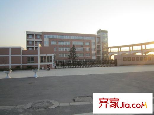 銀洲皇家花園二期皇家學(xué)苑西側(cè)約100米的北城中學(xué)