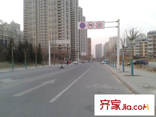 御品星城通向河北大街的大道（2013.12.23）