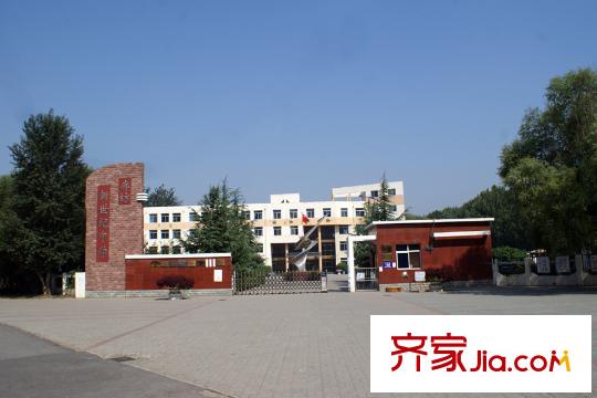 塞納榮府周邊配套新世紀(jì)中學(xué)（北行200米處路東）