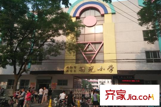 中央公園周邊配套 學(xué)校