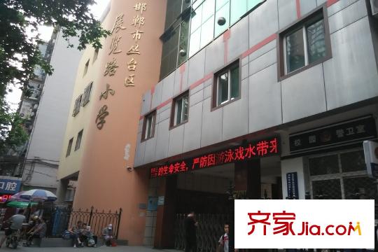 中央公園周邊配套 學(xué)校