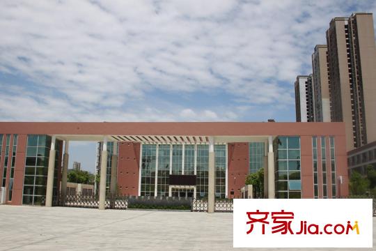 朝阳峰汇站前路小学云飞路校区大门