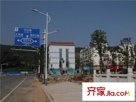 合一中央城项目周边30米交通指示牌