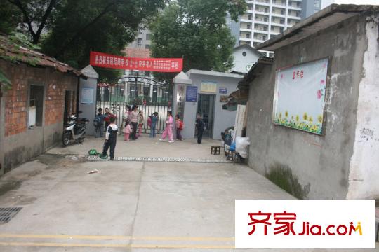 江铃晶城配套图向东约100米团结路学校
