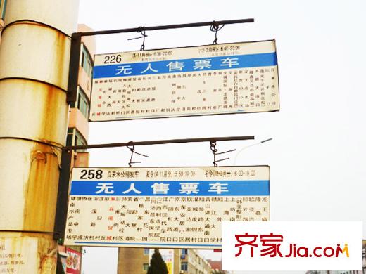 朗贤奥特莱斯小镇项目100米左右的公交车站