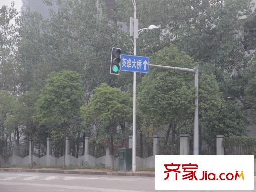 绿地外滩公馆项目周边交通指示牌