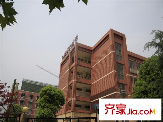 绿地外滩公馆距离项目500米(江西师大附中)