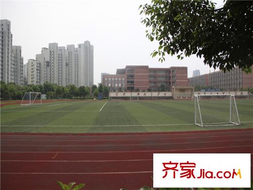 绿地外滩公馆距离项目500米(江西师大附中)