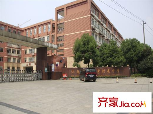 绿地外滩公馆距离项目500米(江西师大附中)